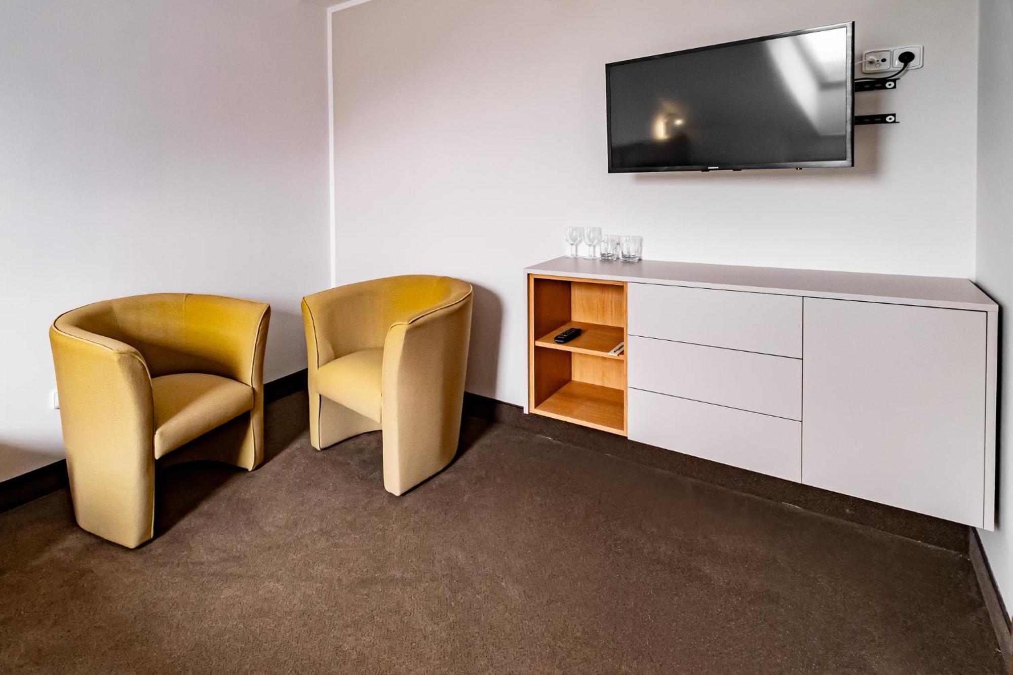 Relax Hotel Stork Леднице Экстерьер фото