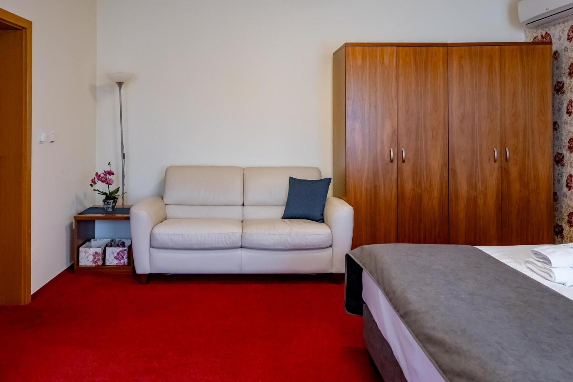 Relax Hotel Stork Леднице Экстерьер фото